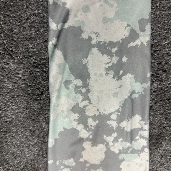 Women’s The North Face active leggings (L) camo - Picture 9 of 10